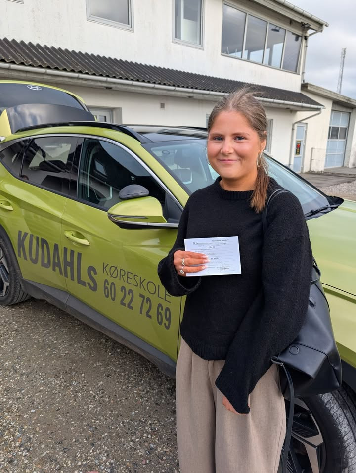 Kudahls Køreskole fejrer Julies nye kørekort