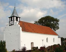 Børnefamilier om bålet i Grundfør Kirke