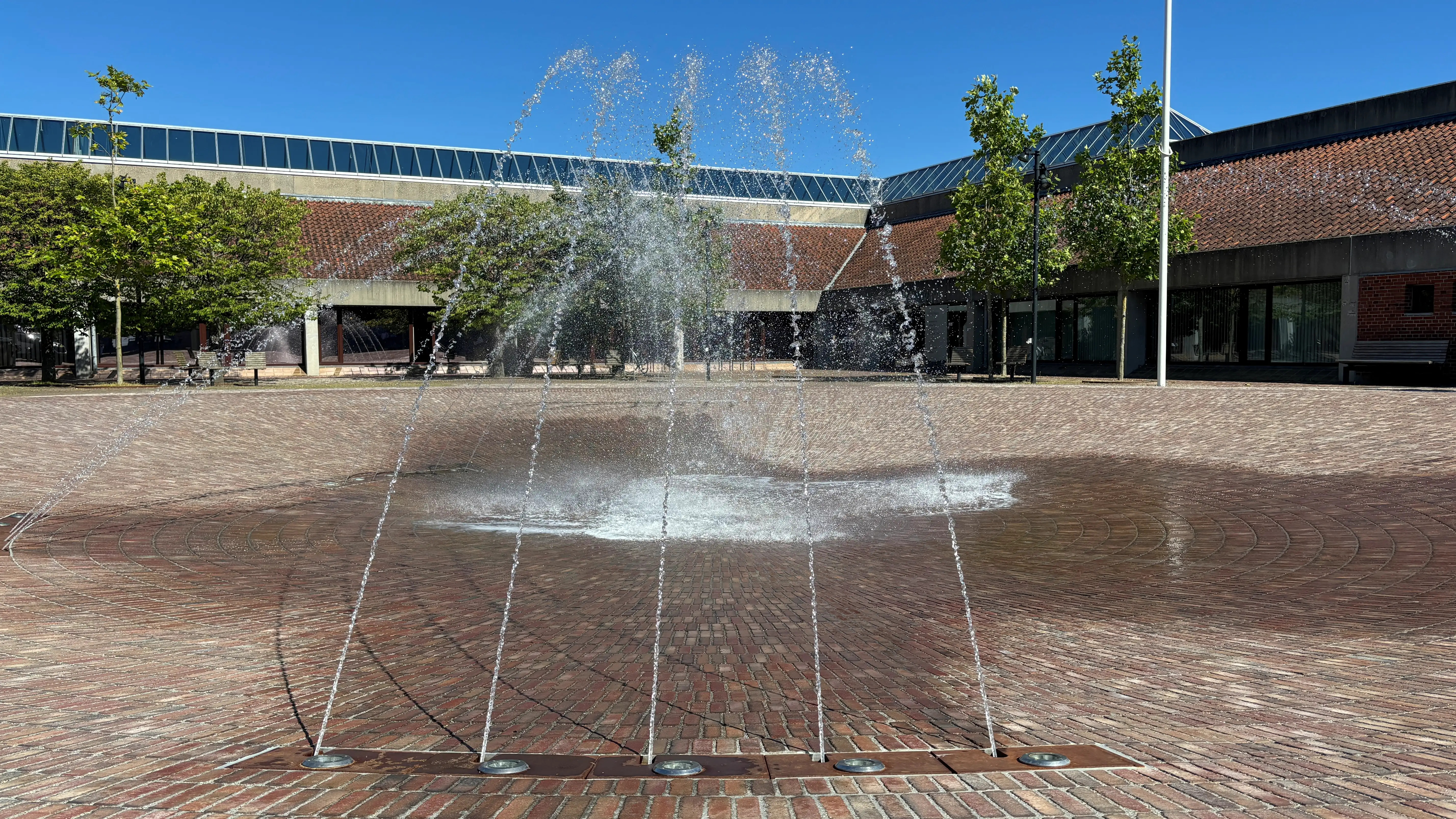 Nyt springvand bringer liv til Grenaa Torv efter omfattende renovering