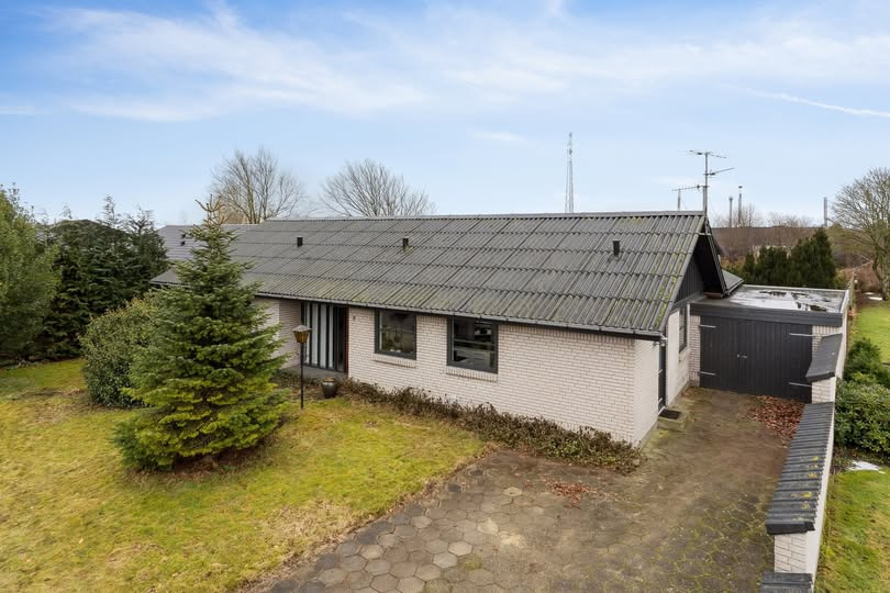 John Frandsen Herning præsenterer rummelig villa til attraktiv pris i Simmelkær