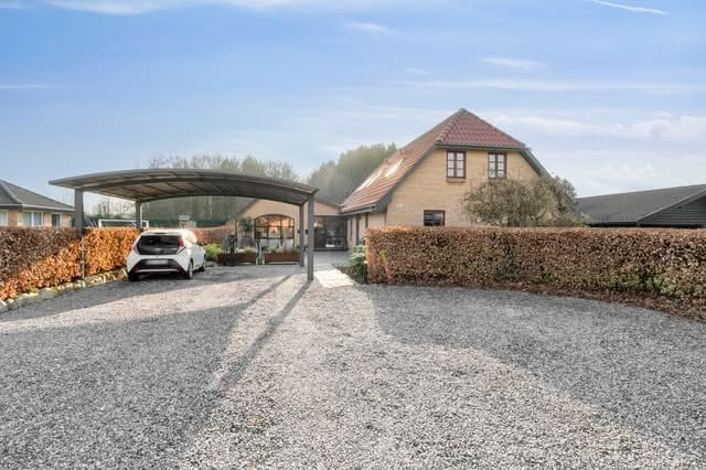 Velbygget villa til salg i naturskønne Kragelund