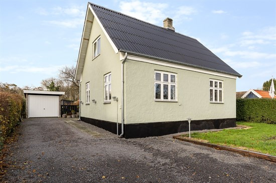 Almindingsvej 11 og 1 anden boliger er kommet til salg denne uge i Aakirkeby - se boligerne her.