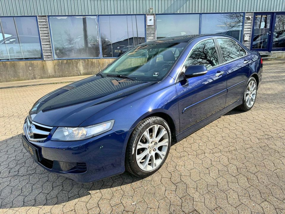 KT-S fejrer med selvforkælelse og tilbyder fremvisning af biler