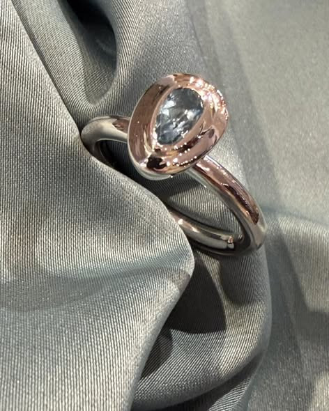 Guldsmed Lütken præsenterer elegant sølvring med akvamarin genskabt fra hukommelsen