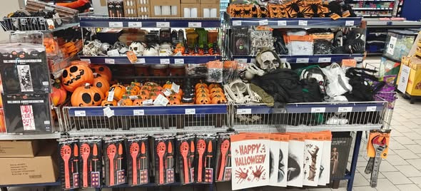 Rema 1000 Hals fylder butikken med Halloween-slik, pynt og rekvisitter