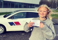 Lets Drive ønsker Kirstine tillykke med kørekortet