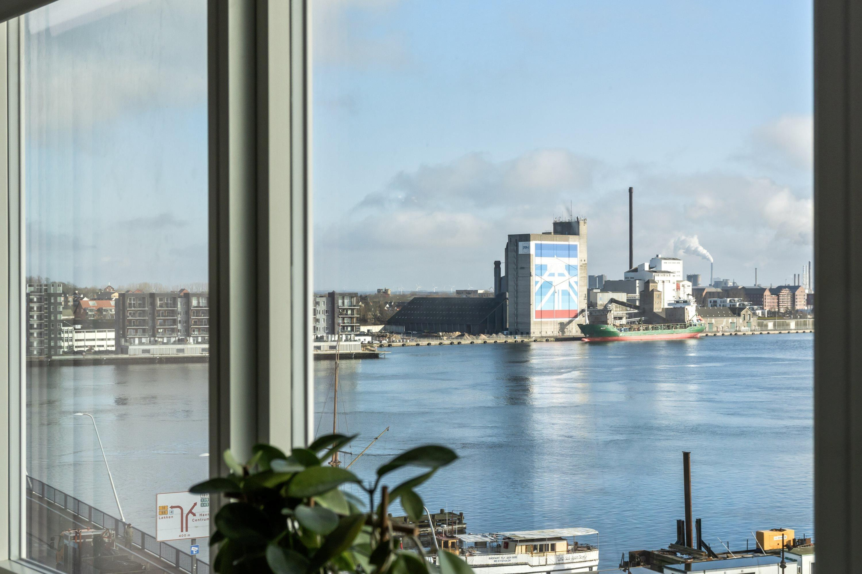 Til salg hos &LIVING Aalborg: UDSIGT TIL LIMFJORDEN