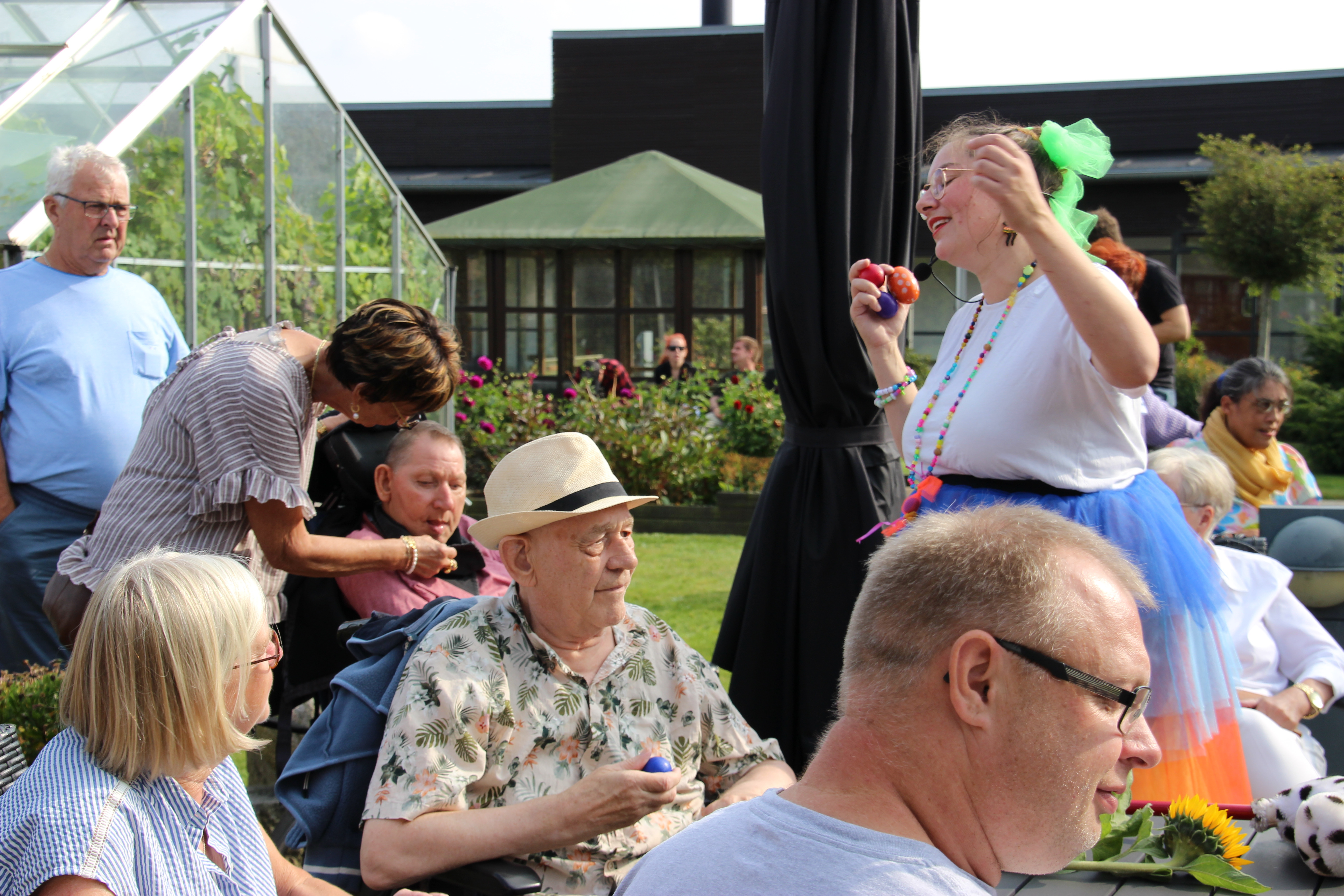 Sommerfest på Fønixgården forener beboere og personale med underholdning og HjemIS-besøg