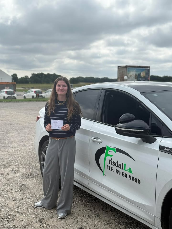 Frisdal Køreskole I/S fejrer Lonnies kørekortsucces efter ferien