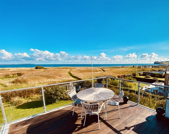 Villa i 1. parket til vandet - Sjældent udbudt og med panorama udsigt til Storebælt.