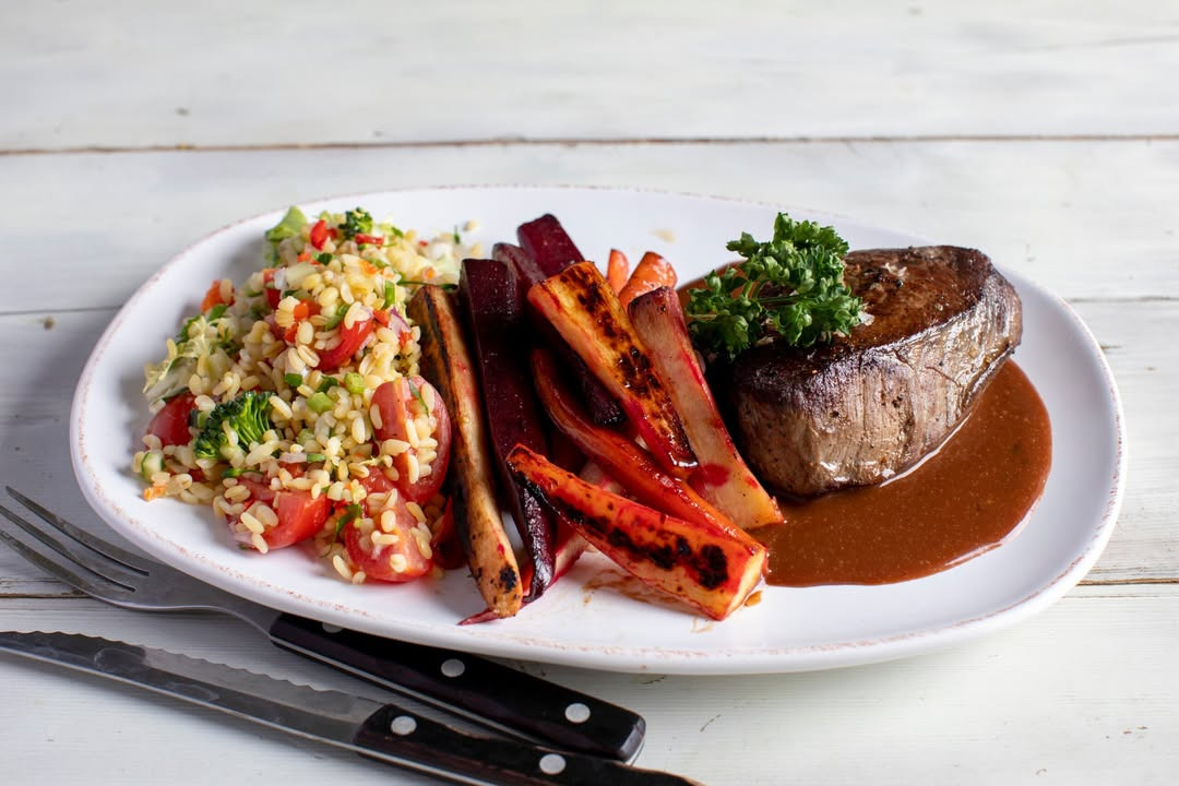 Fredagsmenu fra Frederiksberg Kødforsyning: Filetbøf med rodfrugter og madeirasauce til 139 kr.