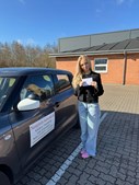 Nørgaards Køreskole fejrer Victorias beståede køreprøve i Pandrup