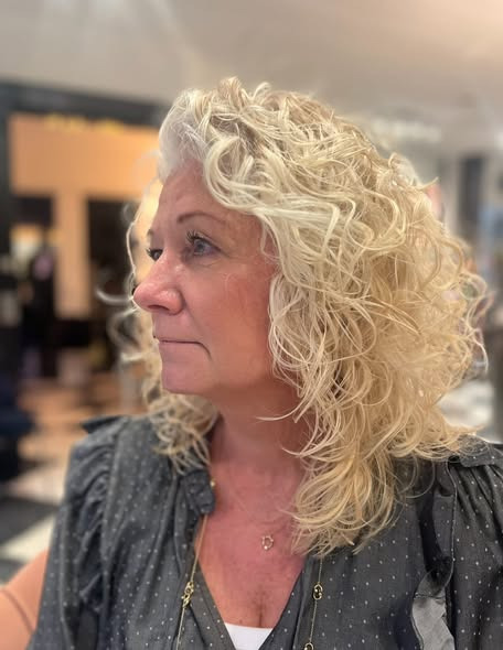 Chlou fremhæver Gittes naturkrøller med ny klipning og farve