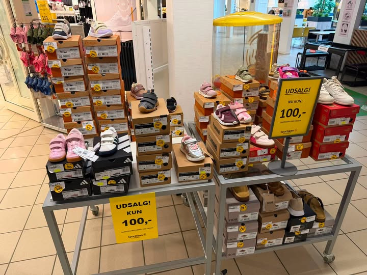 Sportigan Farsø har alle sko på de 2 borde til 100 kr.