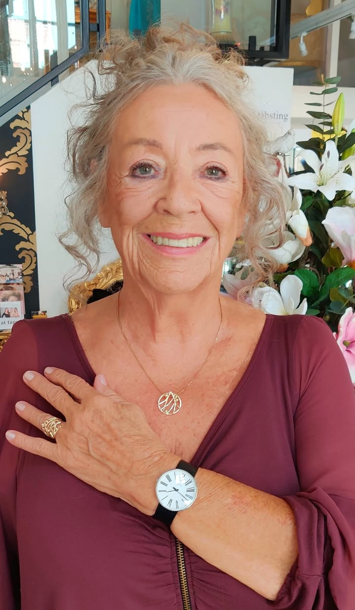 Aase stråler med håndlavede smykker fra Smykkedesigner Helga Winther