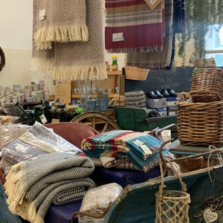 Fru Hansens Butik & Café fremhæver uldtæpper i recycling uld som gaveidéer