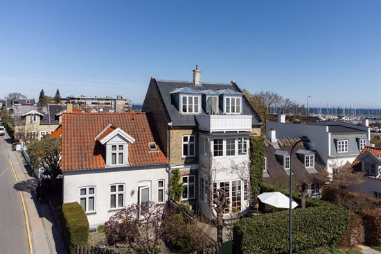 Strandvejen 248A og 1 anden boliger er kommet til salg denne uge i Charlottenlund - se boligerne her.