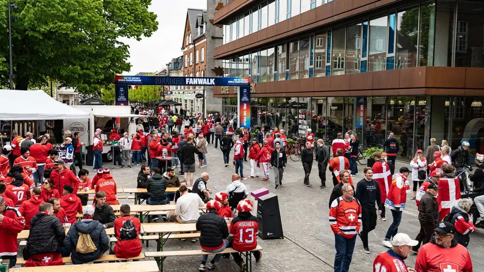 Herning overgår forventninger som vært for Ishockey VM 2025 med rekorddeltagelse og historisk dansk succes