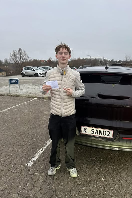 Kenneth Sand Køreskole fejrer William Anton Carlsens beståede køreprøve i første forsøg