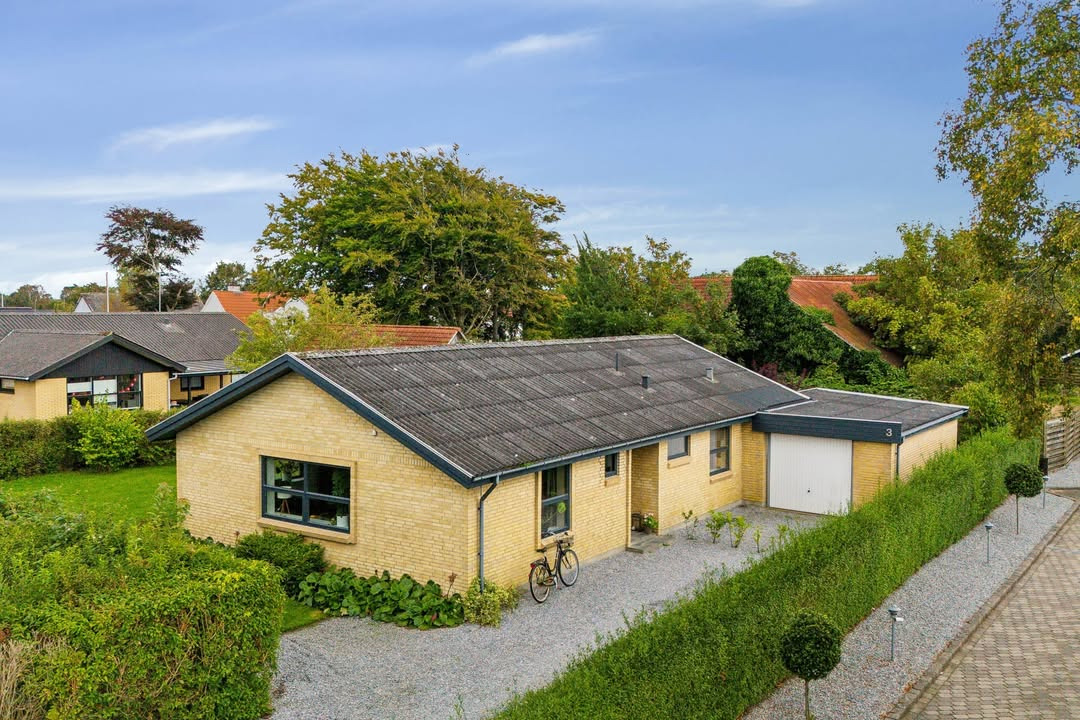 Ny pris på renoveret 70'er-villa centralt i Storvorde hos Ejendomsmæglerne Hansen & Thoft