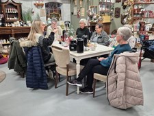 Jensen Jordbær takker slotsfruerne fra Sæby for hyggeligt besøg i gårdbutikken