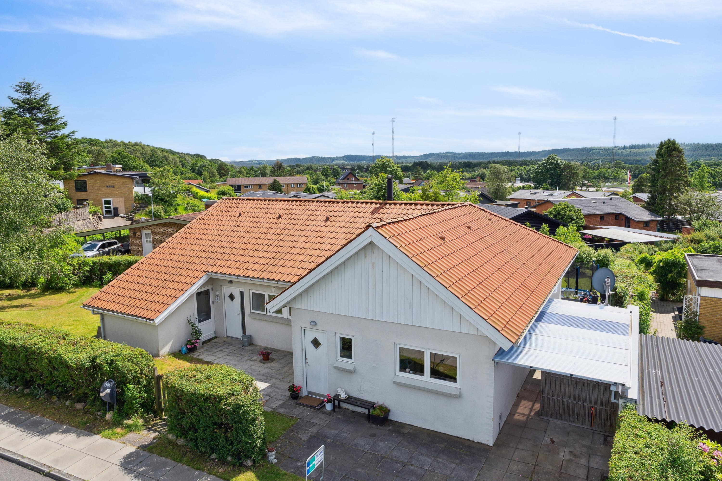 Velholdt villa med smuk udsigt, moderne detaljer og attraktiv beliggenhed i Gødvad