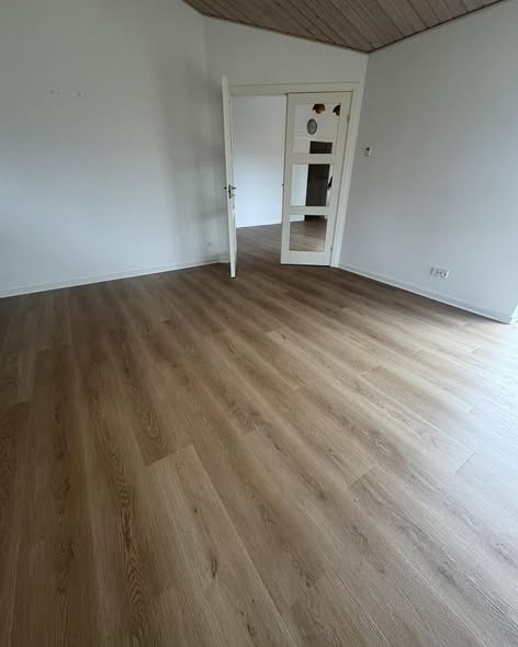 Viborg Gulvforum fremviser smukt vinyl click-gulv i ny boligopgradering