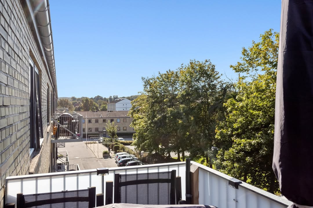 Mæglerhuset Aalborg tilbyder flot renoveret lejlighed med rå detaljer i Vejgaard