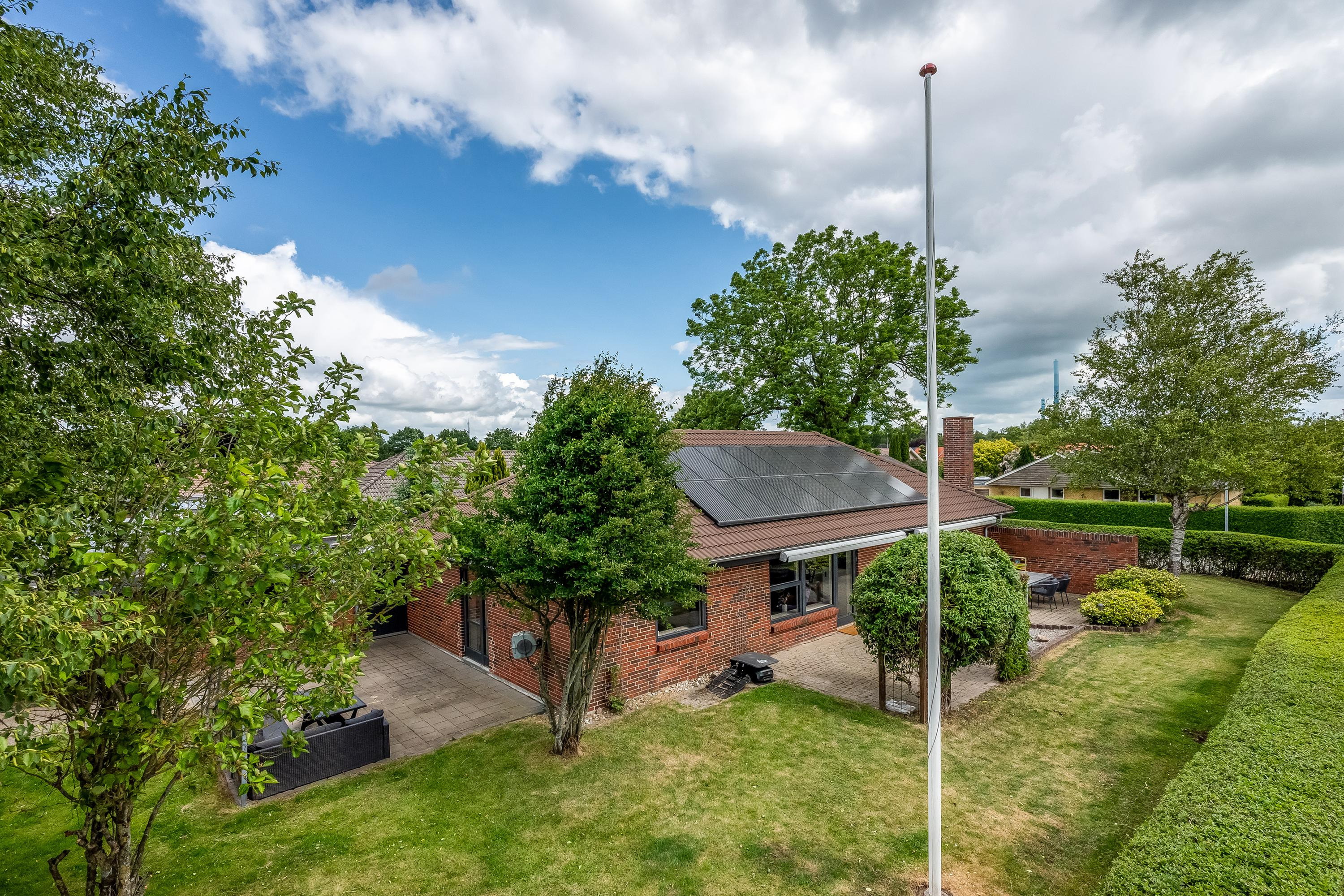 Indflytningsklar villa i Hernings eftertragtede Å-kvarter med solceller og charmerende have