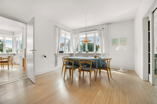 Flot, velindrettet ejerlejlighed med tre gode værelser og to lyse stuer