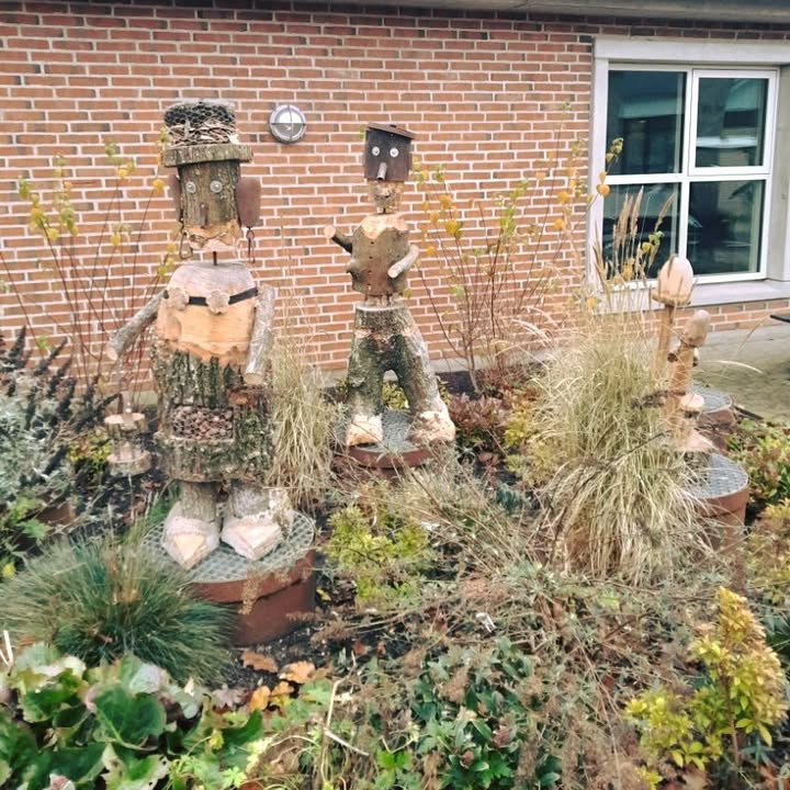 RandersBolig skaber kreative træfigurer i Vangdalen for at styrke fællesskabet