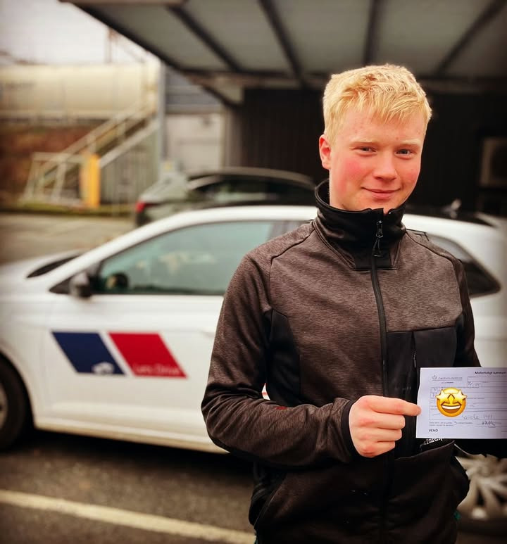 Lets Drive fejrer Nicklas, der har bestået sin køreprøve uden problemer
