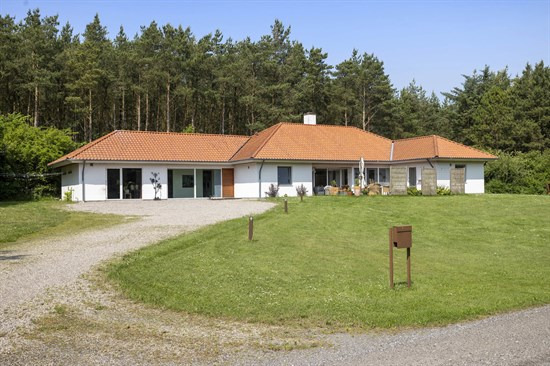 Super charmerende flot bolig i skøn natur, stor grund med mulighed for hestehold og kun ca. 2 km. fra stranden.