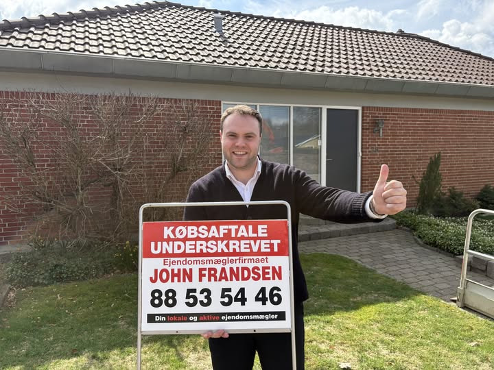 John Frandsen Herning underskriver købsaftale på Gjellerupbakken 29