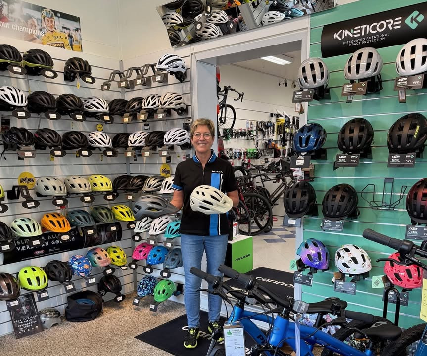 Per P. Cykler viser stort udvalg af cykelhjelme til små og store hoveder