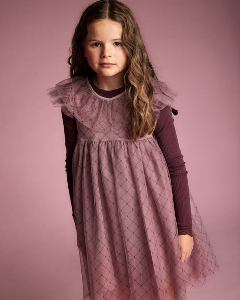 Børneshoppen Brønderslev præsenterer festlige kjoler til pigerne i størrelser 92-116