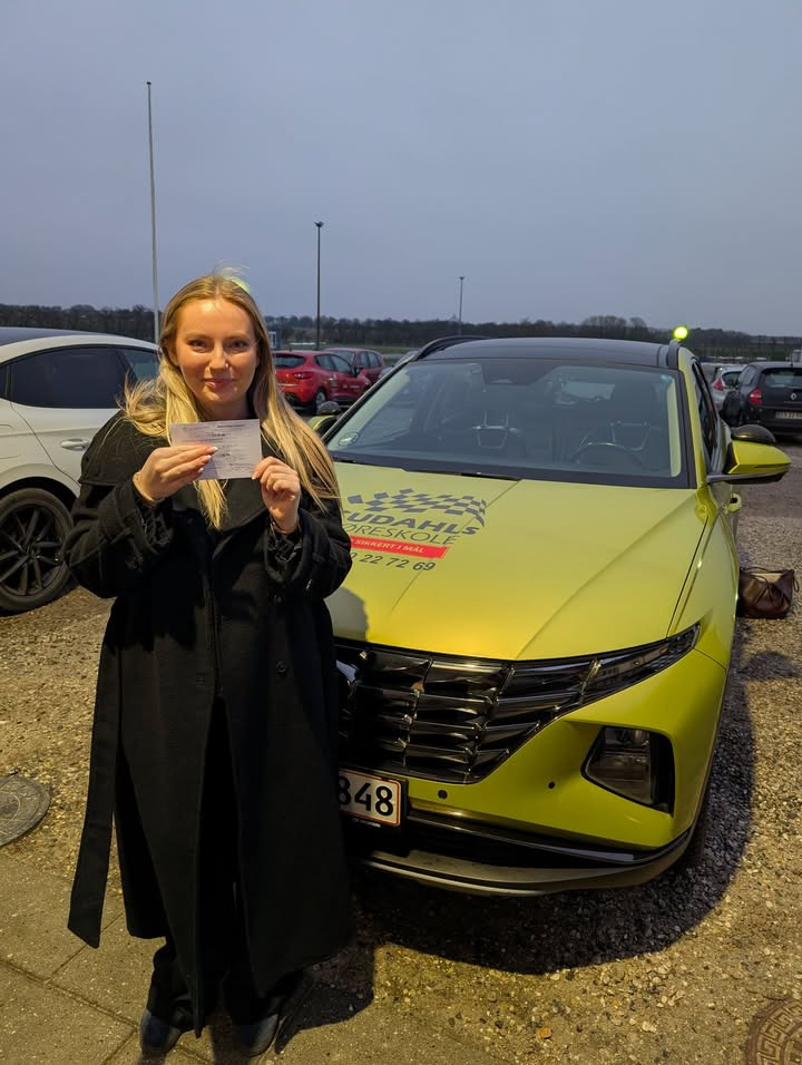 Kudahls Køreskole ønsker Erica tillykke med kørekortet