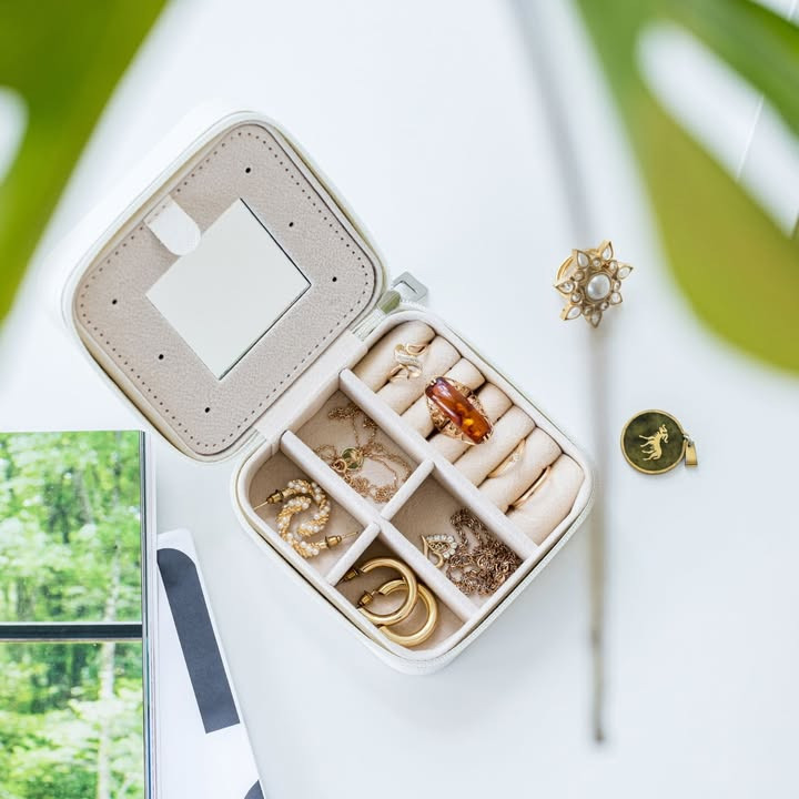 Tilbud fra MENY Gl. Skagensvej: få et elegant smykkeskrin fra OlsenHome for 49,95 kr