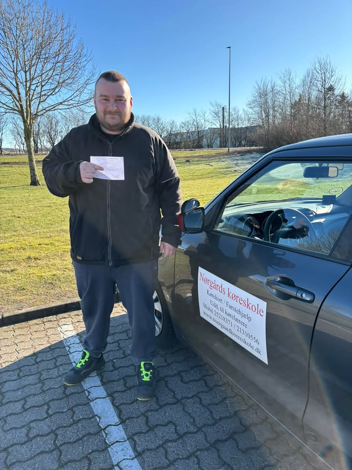Simon Møller Christiansen overvinder angst og får kørekort hos Nørgaards Køreskole