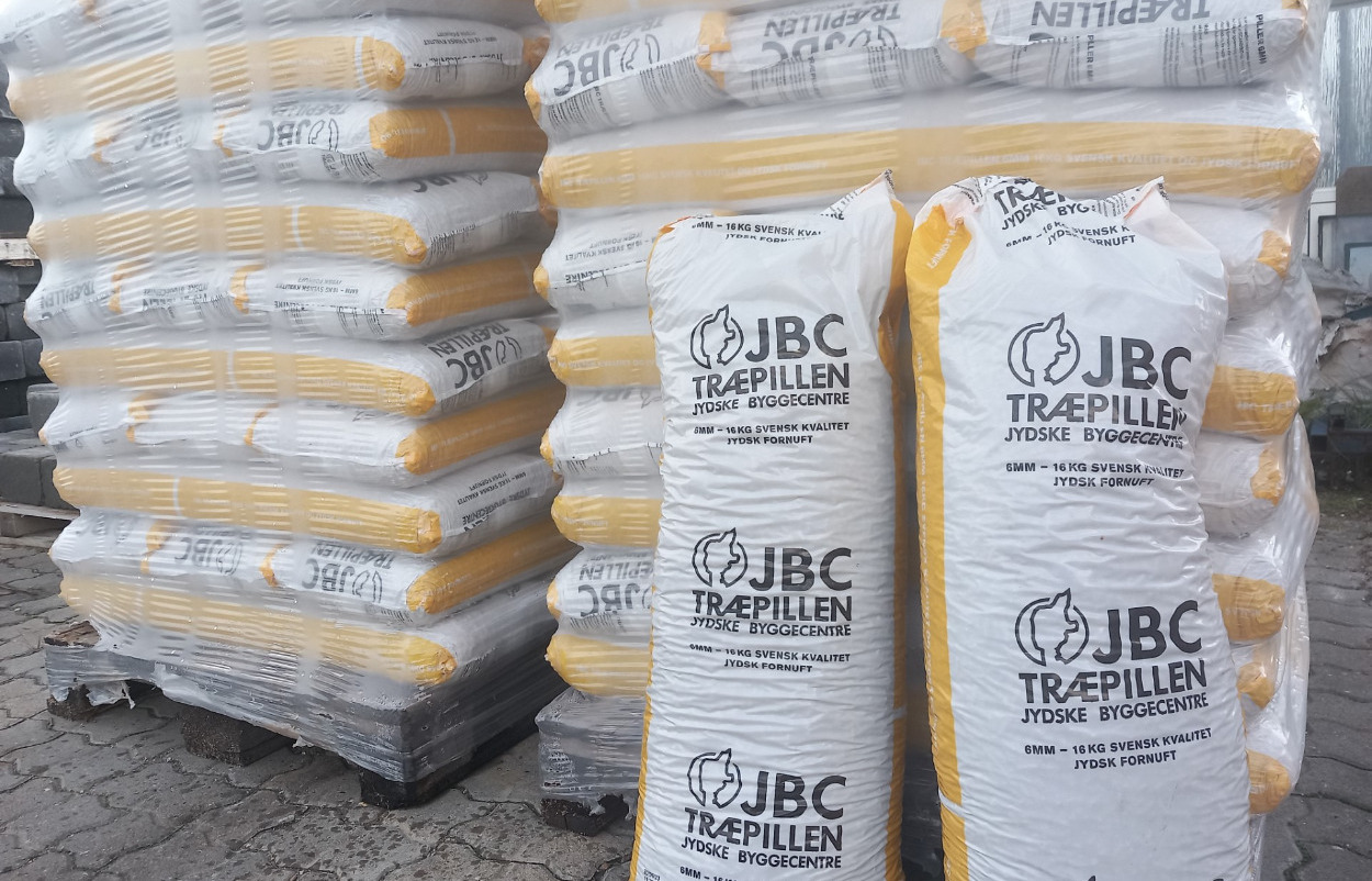 HH Trælast & Byggecenter øger fokus på træpiller, briketter og brænde i efterårsmånederne