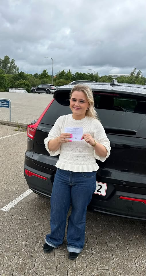 Kenneth Sand Køreskole ønsker Sally Derosche tillykke med bestået køreprøve
