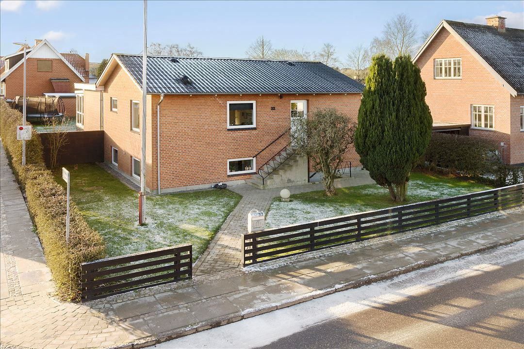 Skøn villa tæt på bymidten - Husk vi fremviser alle ugens dage; efter aftale.