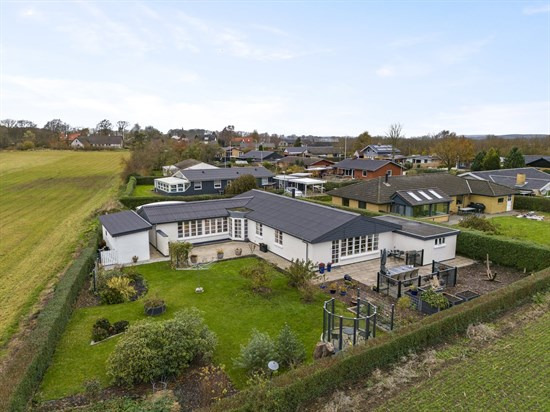 Super flot moderniseret villa med udsigt over markerne