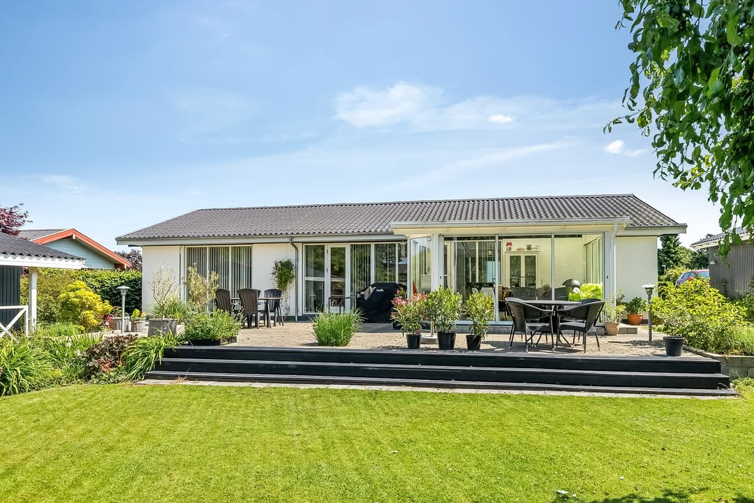 RealMæglerne Middelfart præsenterer villa med eventyrlig have og attraktiv beliggenhed