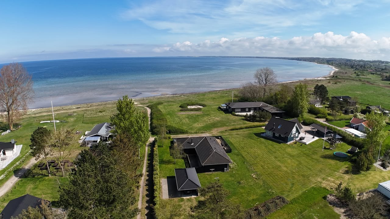 Udsøgt sommerhus ved Vejlby Fed med fantastisk vandudsigt til salg