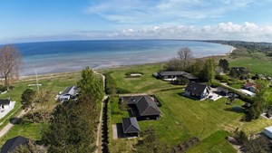 RealMæglerne Middelfart præsenterer sommerhus med vandudsigt ved Vejlby Fed