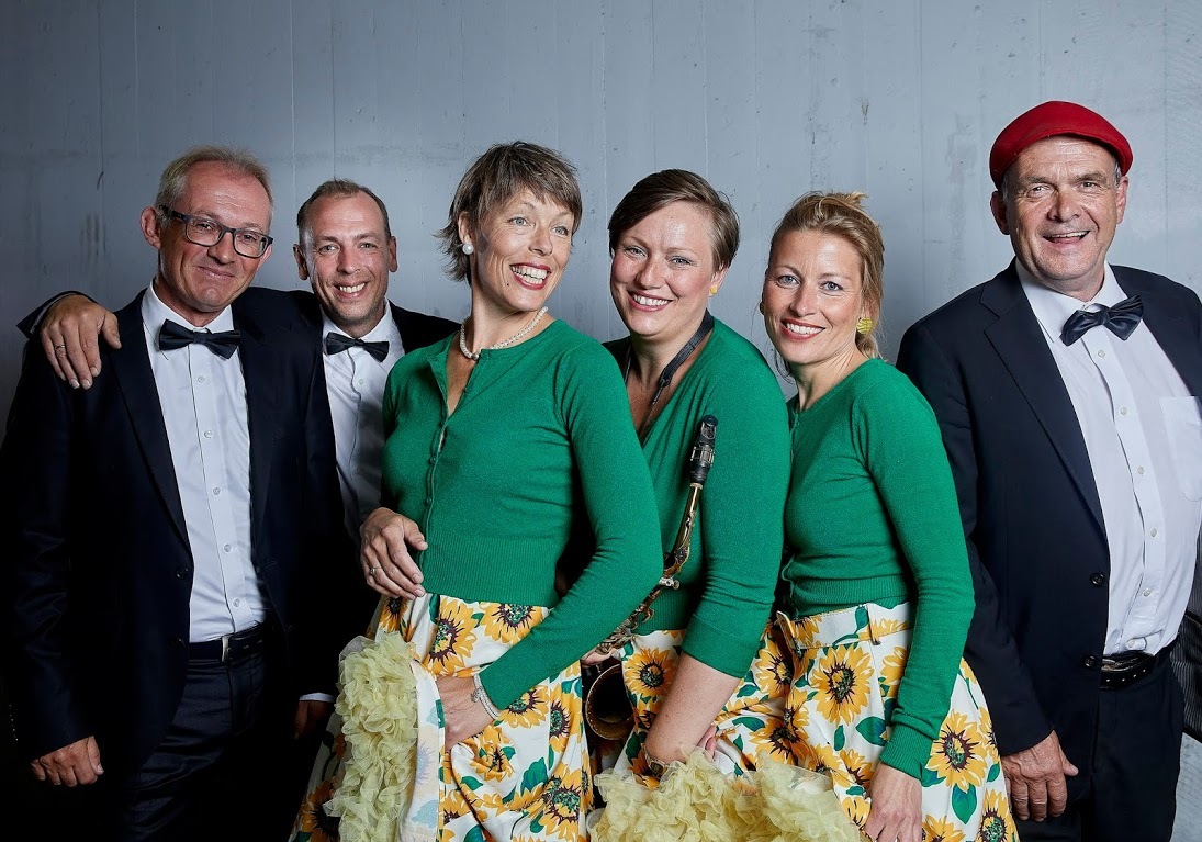 Nybagt mor synger jazz med favoritterne