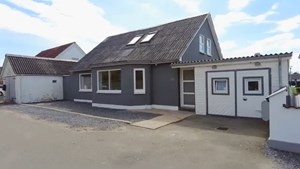 Renoveret villa i to plan i Ulsted byder på moderne bekvemmeligheder og nyetableret terrasse