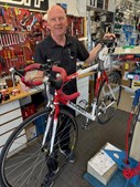 Per P. Cykler får nostalgisk besøg af Peugeot racercykel fra 1998