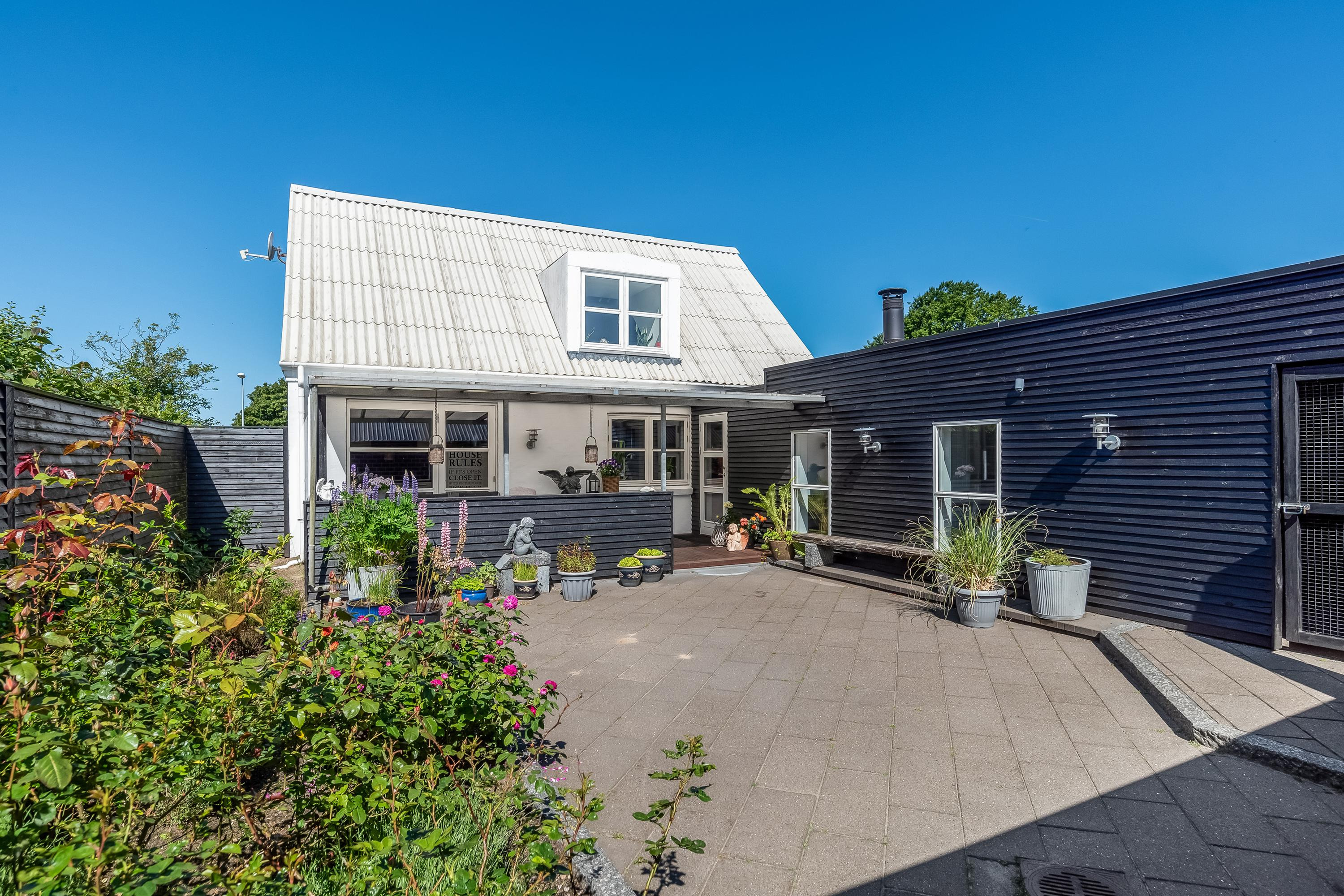 Villa med arkitekttegnet tilbygning, hjemlig atmosfære og landlig idyl